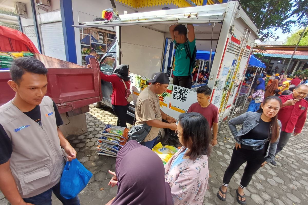 Warga antusias membeli cabai di pasar murah Pemkot Tanjungpinang