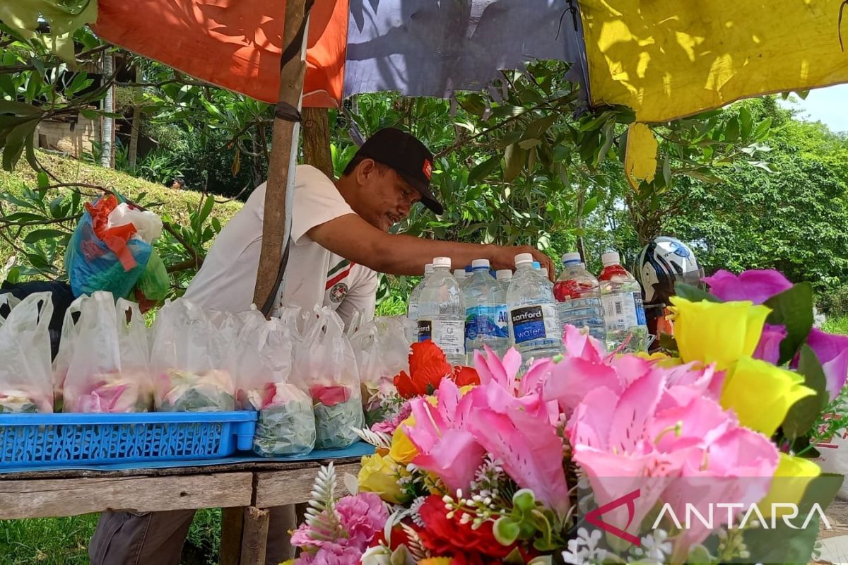 Pedagang bunga di TPU Batam mendapat berkah Ramadhan