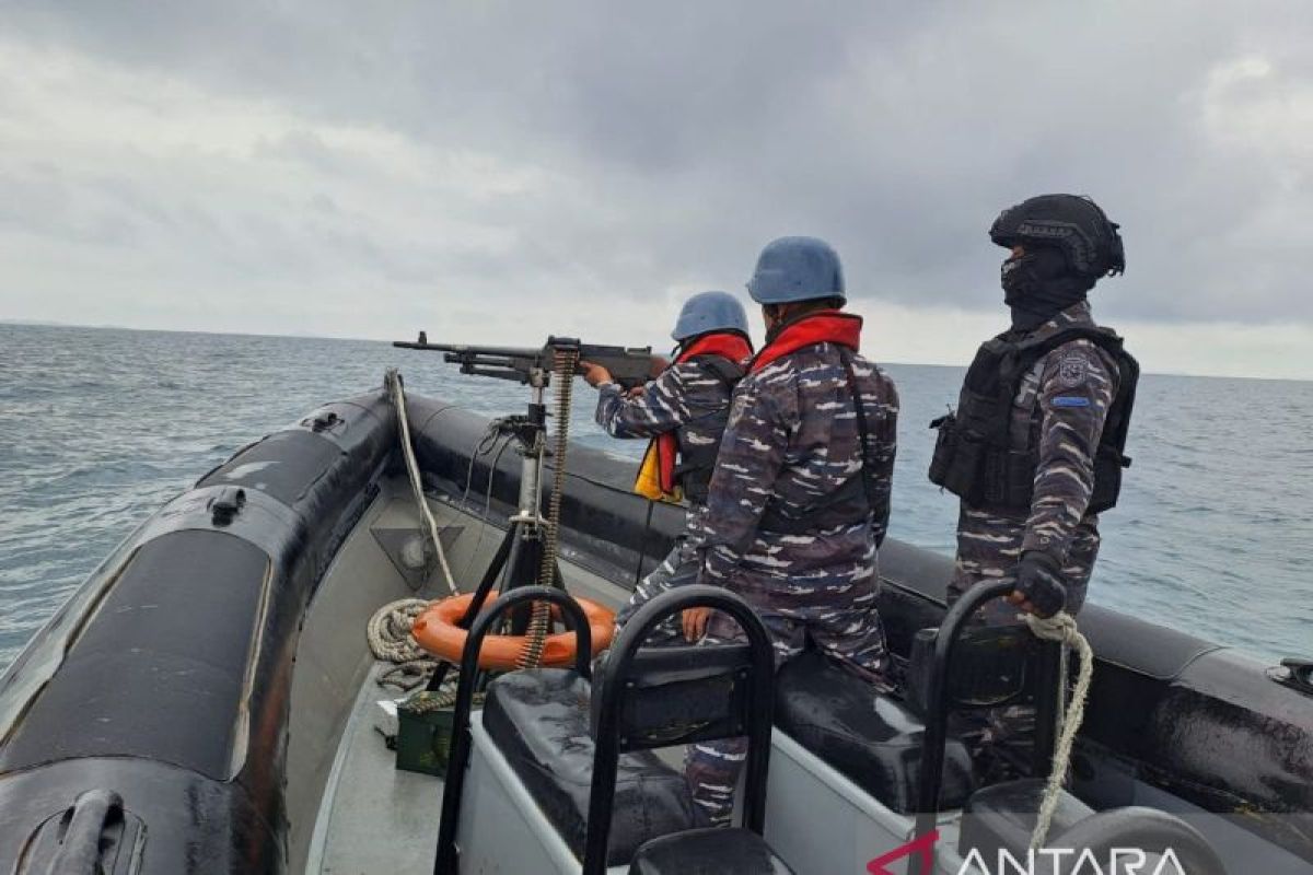 TNI AL menggelar latihan tembak di perairan Batam
