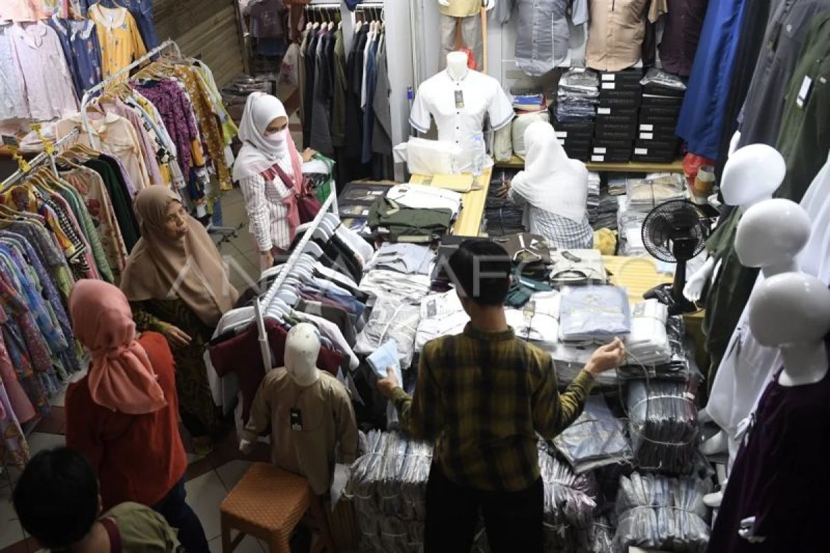 Awal Ramadhan, warga berburu busana muslim di Pasar Tanah Abang