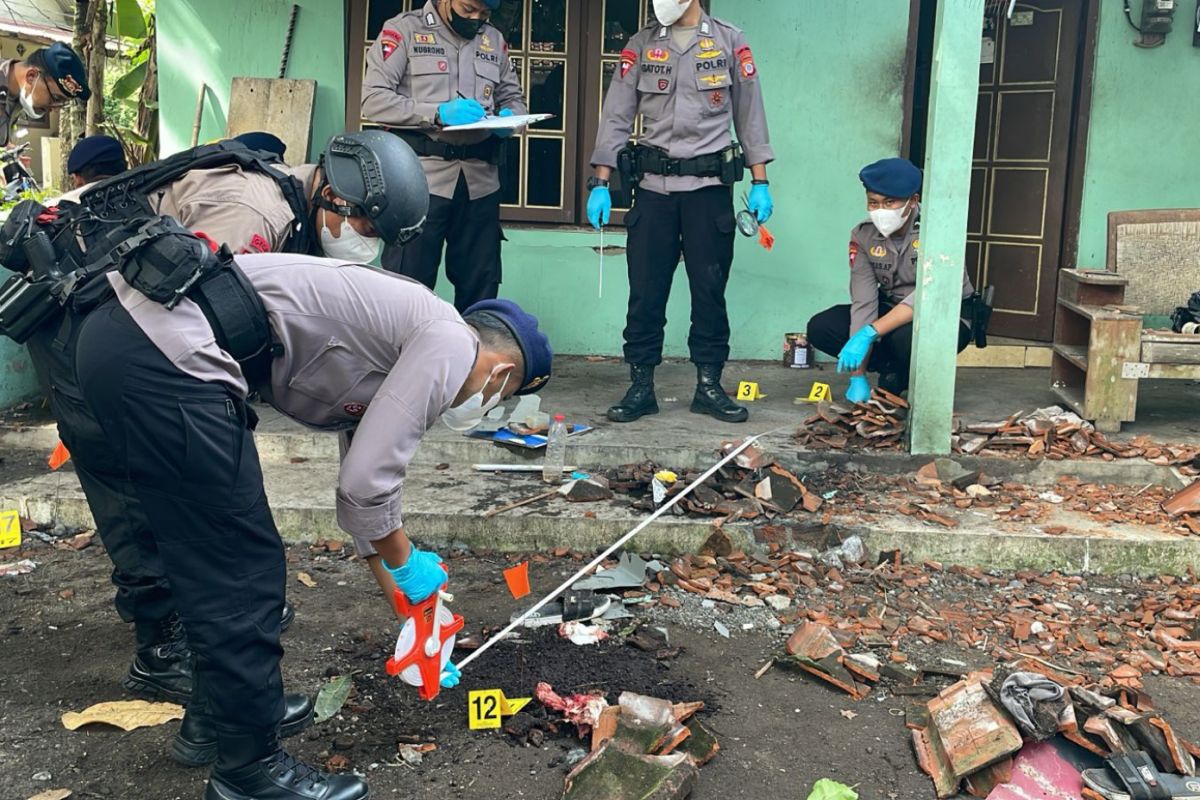 Jibom Gegana Polda DIY sterilkan TKP ledakan bahan petasan di Bantul