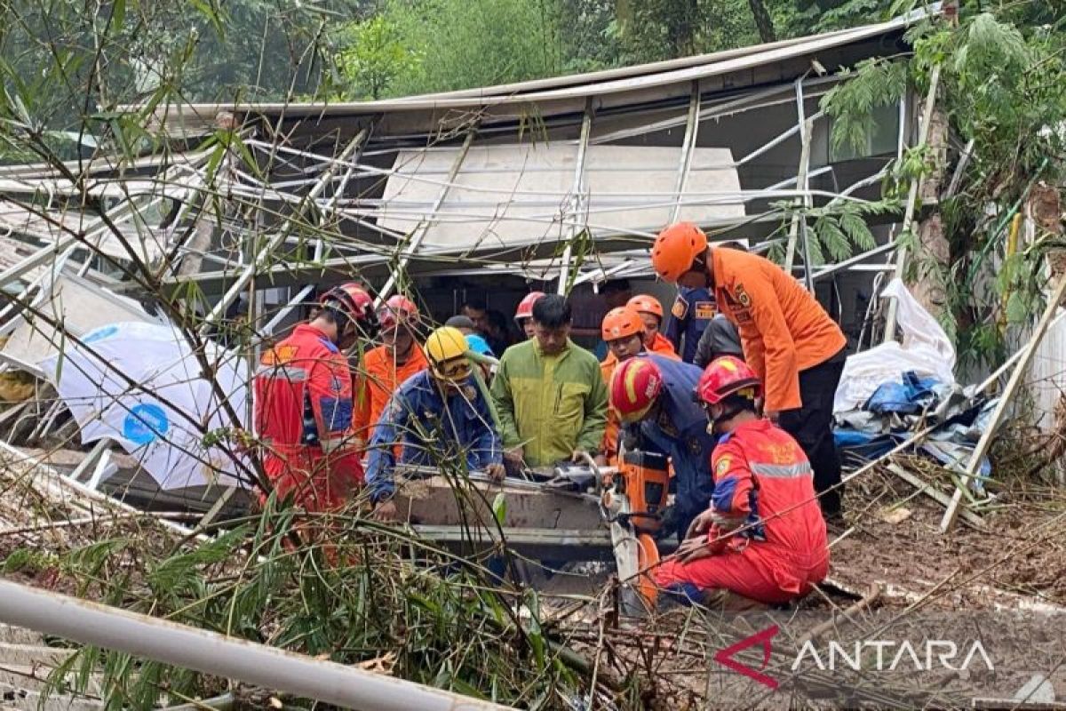 BPBD Bogor evakuasi dua orang korban longsor di Puncak dalam kondisi selamat