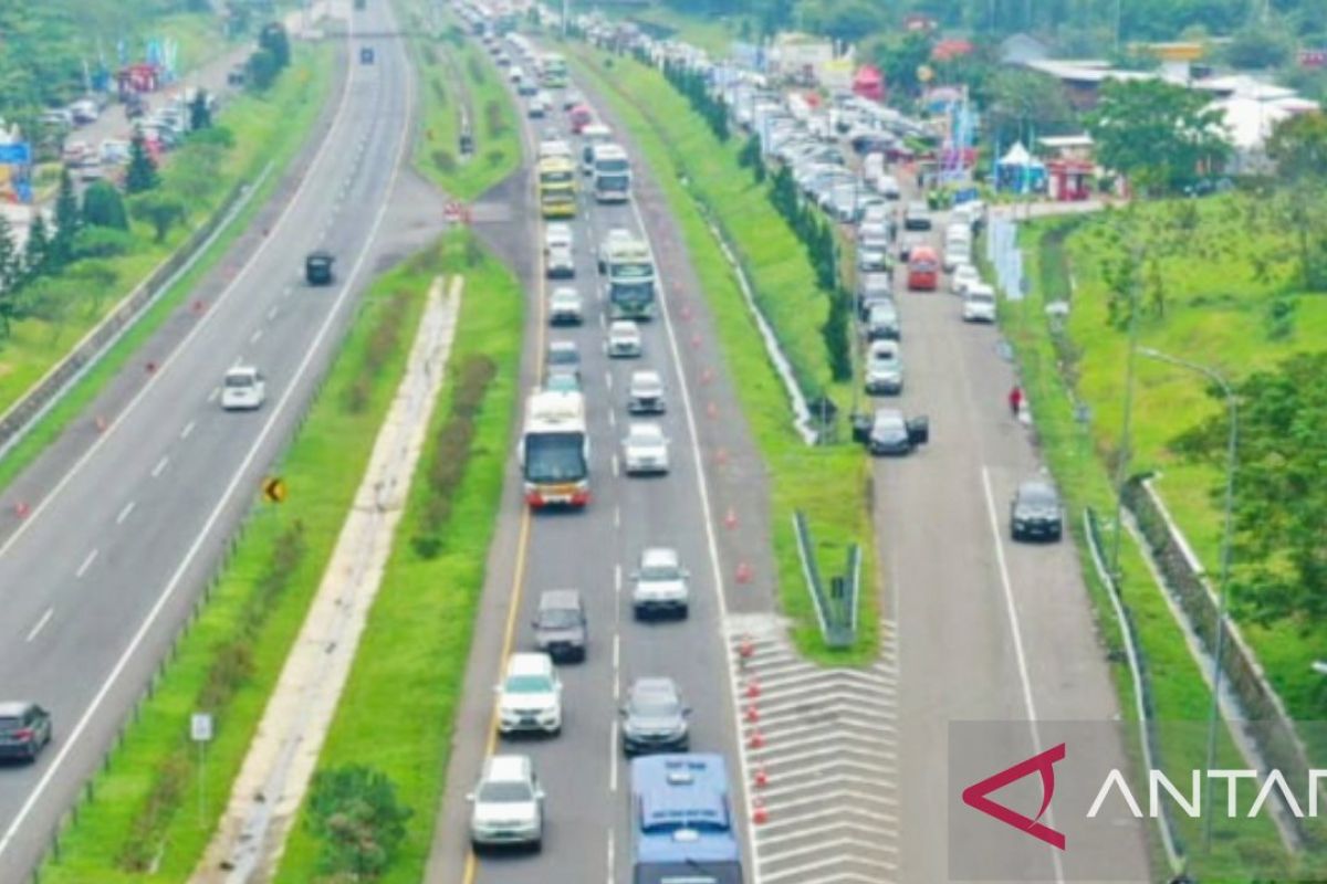 221 ribu kendaraan melintasi ruas Jalan Tol Cipali di libur panjang akhir pekan