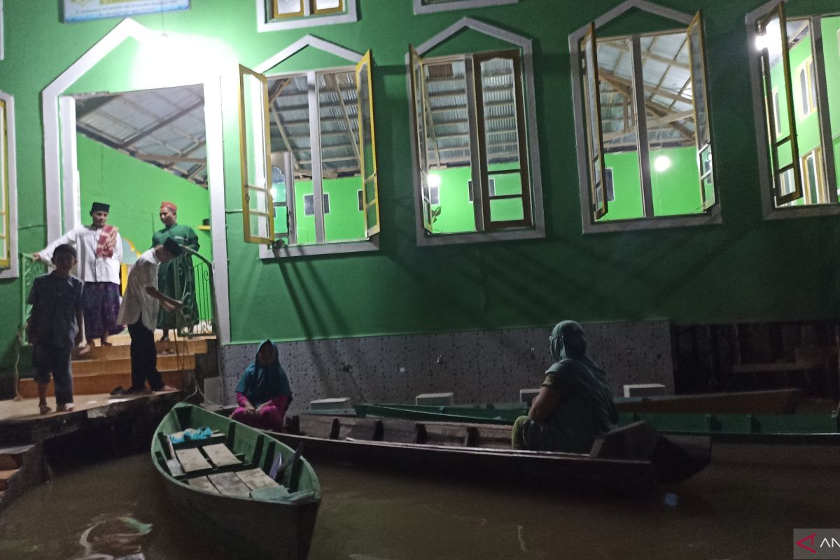 Warga Teluk Barak Kapuas Hulu menggunakan perahu shalat taraweh