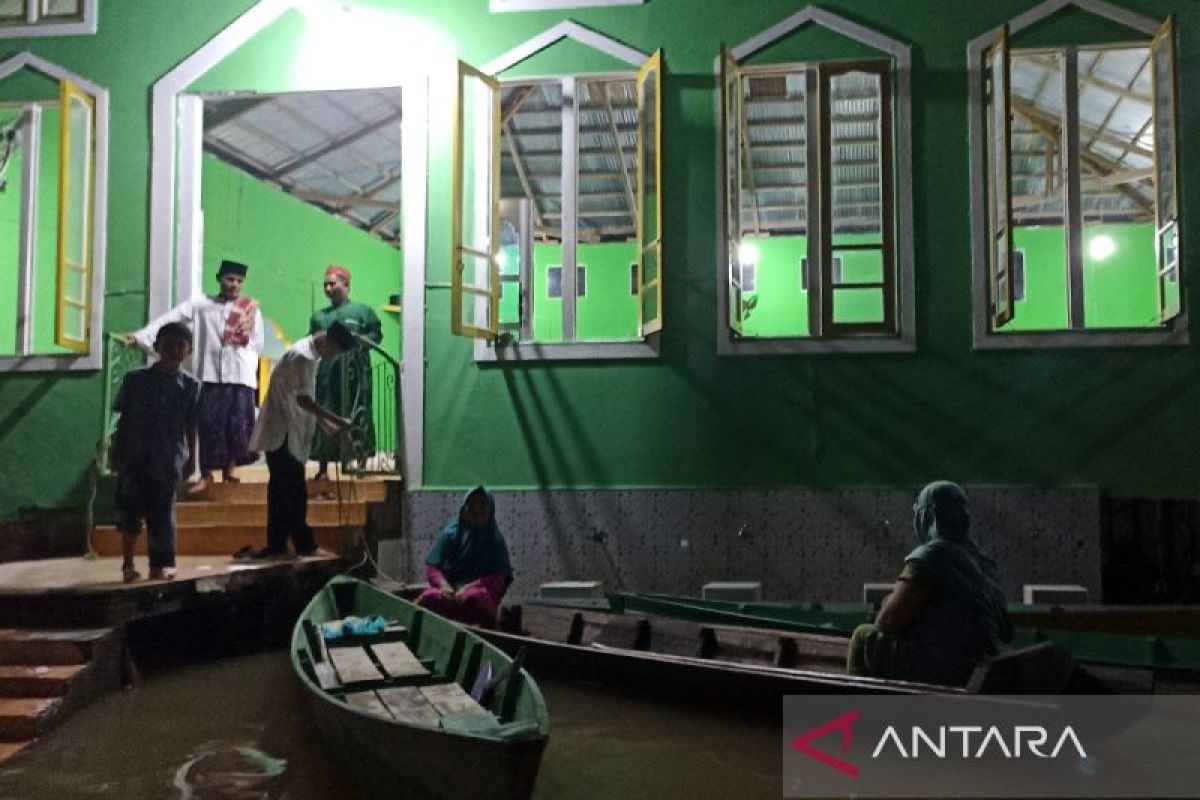 Banjir Kapuas Hulu, warga Teluk Barak gunakan perahu shalat tarawih