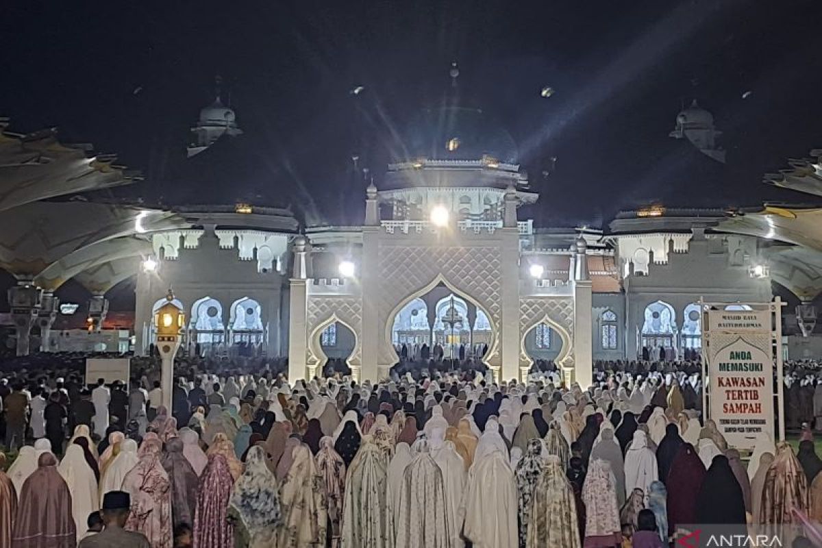 Jamaah tarawih pertama di Masjid Raya Baiturrahman membludak hingga ke taman