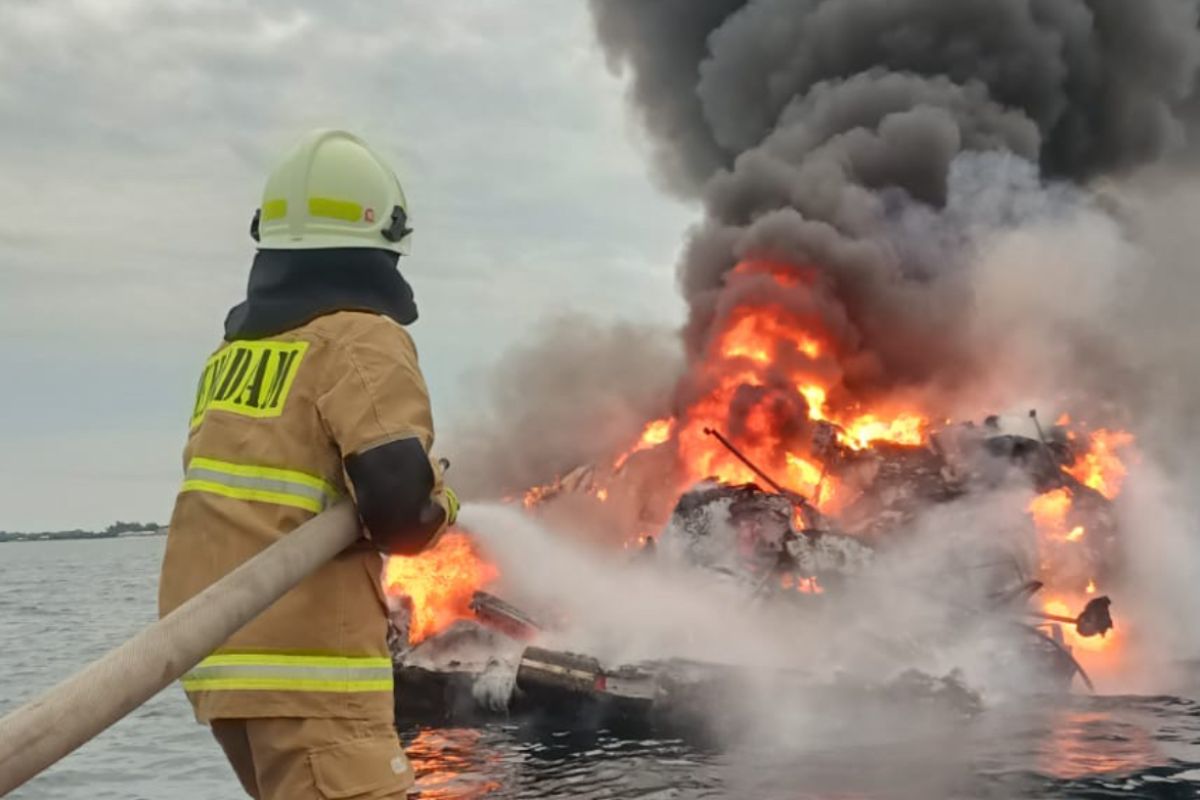 Kapal pesiar terbakar di perairan Pulau Pamagaran