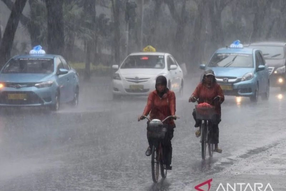 Hujan lebat berpotensi terjadi di beberapa wilayah Indonesia pada Senin