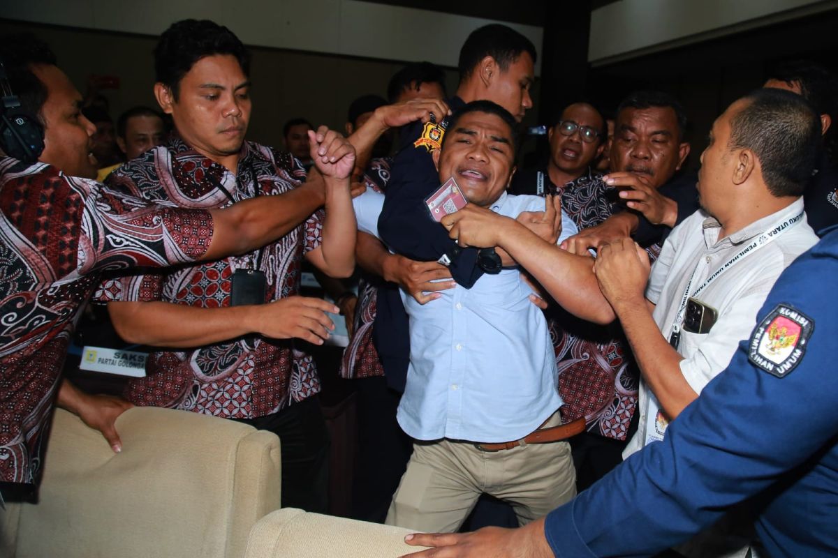 Rapat pleno  perhitungan suara Kabupaten Halsel di KPU Malut ricuh