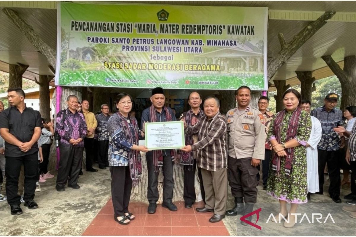 Kemenag serahkan bantuan sosial keagamaan pada  umat Katolik Sulut