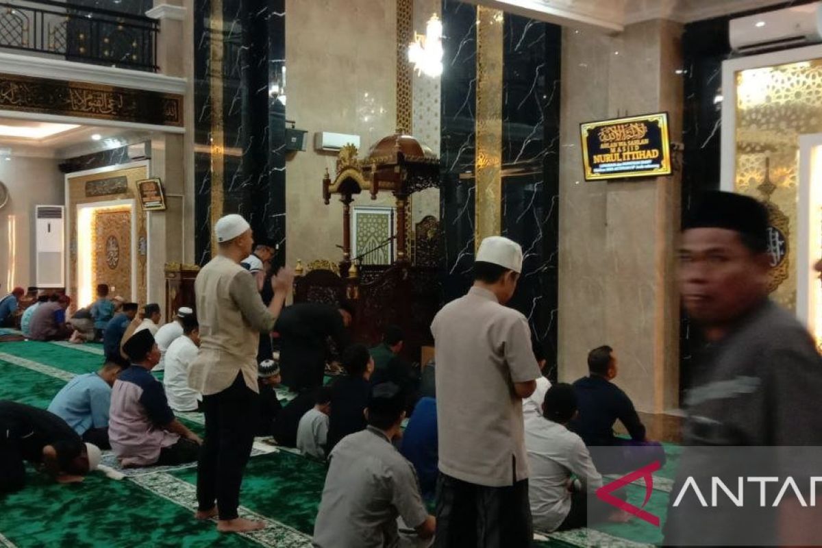 Jamaah di Kota Makassar memadati masjid saat tarawih perdana