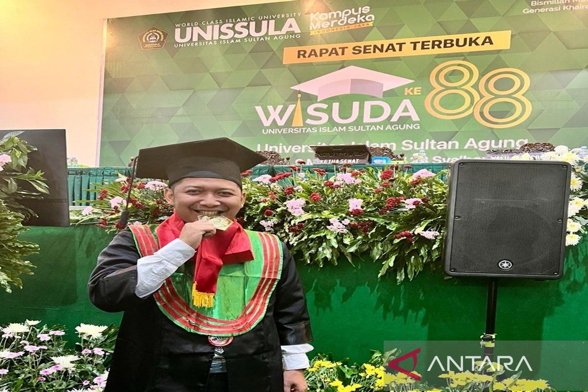 Kotabaru DPRD member Gewsima Mega Putra receives doctorate degree