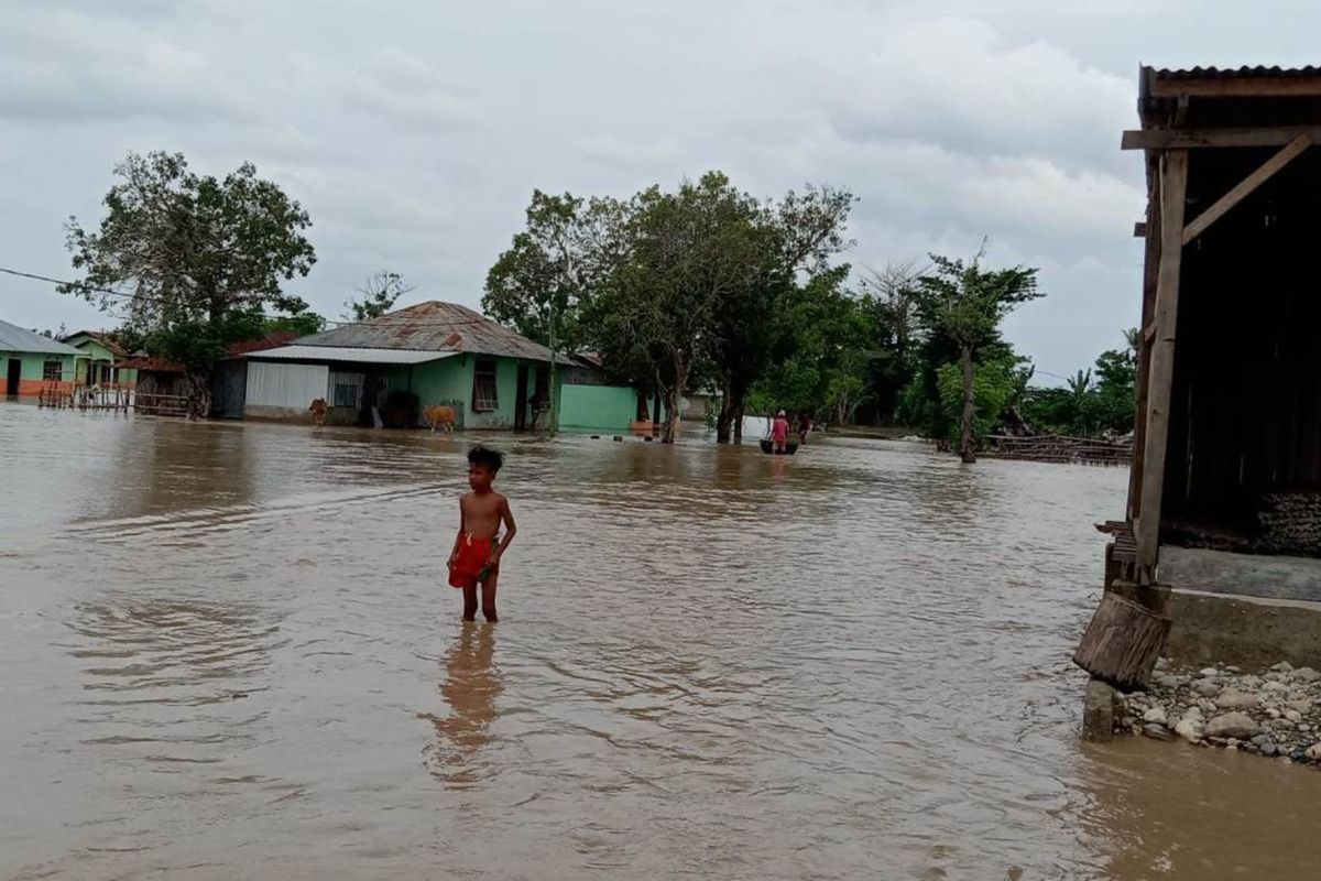 Malaka Barat distribusikan air bagi warga terdampak banjir