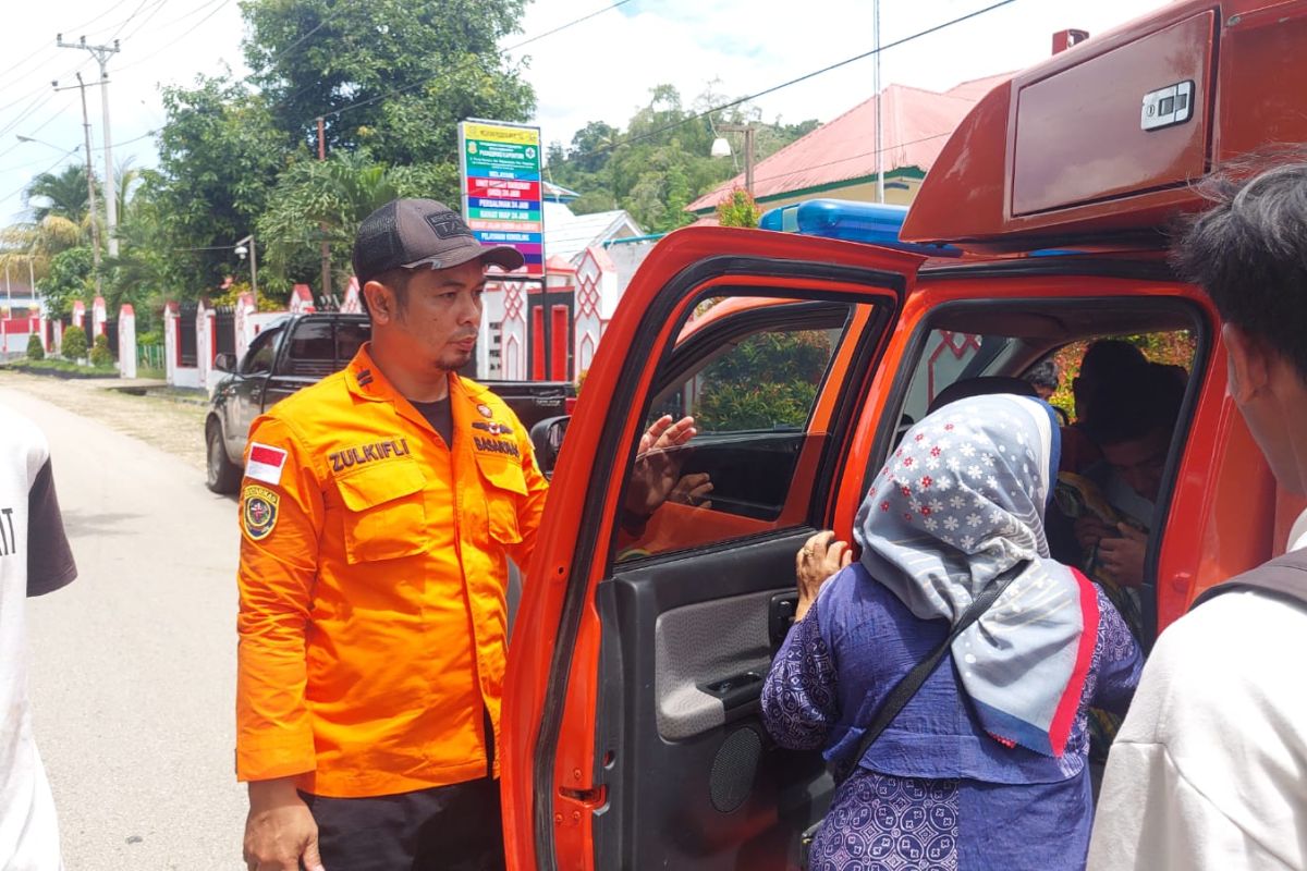Basarnas evakuasi dua orang yang hilang saat berkemah di Kapontori Buton