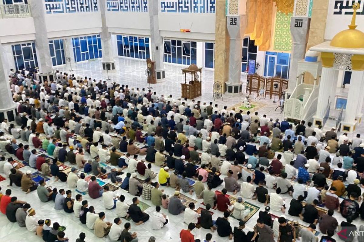 Masjid Al Alam Kendari dipadati jamaah untuk shalat tarawih pertama