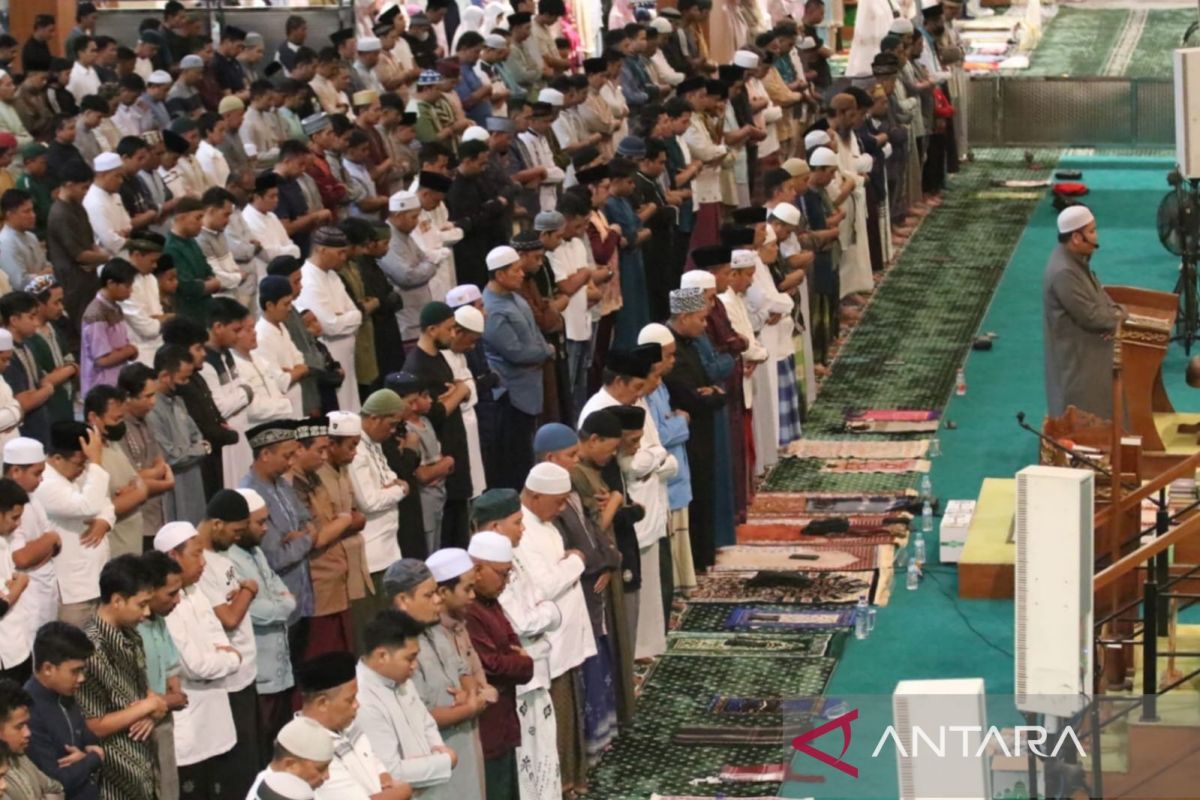 Umat Muslim di Balikpapan penuhi masjid di malam pertama tarawih