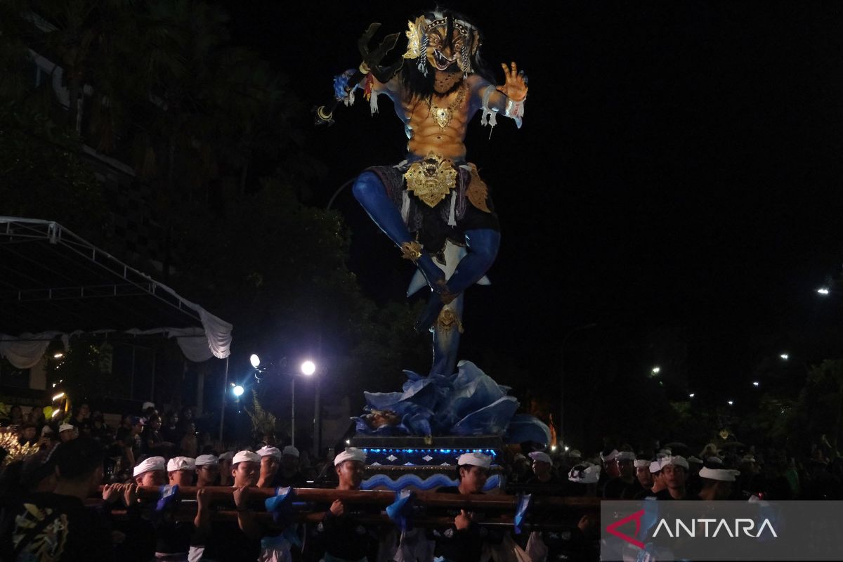 Wisatawan dan warga antusias saksikan parade Ogoh-ogoh di Badung-Bali
