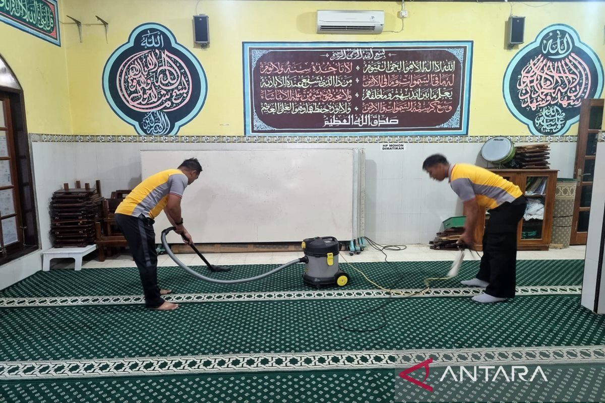 Polres Sukoharjo bakti religi bersihkan masjid sambut Ramadhan 1445 H