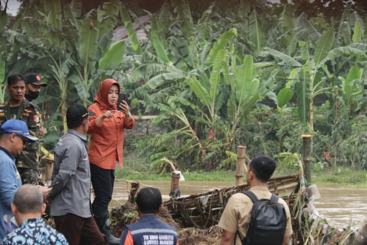 Pemkab Mojokerto dan Jasa Tirta memperbaiki tanggul jebol akibat banjir