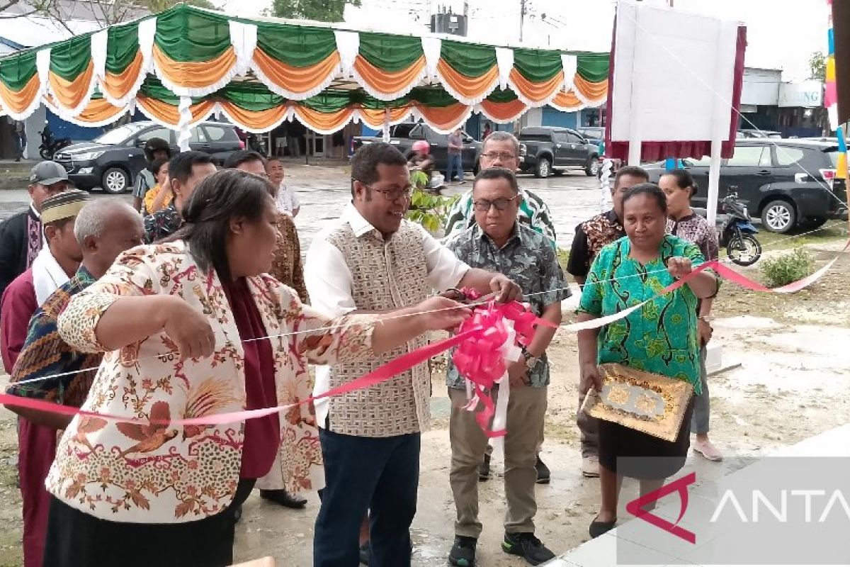 Bupati Biak Numfor resmikan pasar rakyat Fandoi untuk UMKM OAP