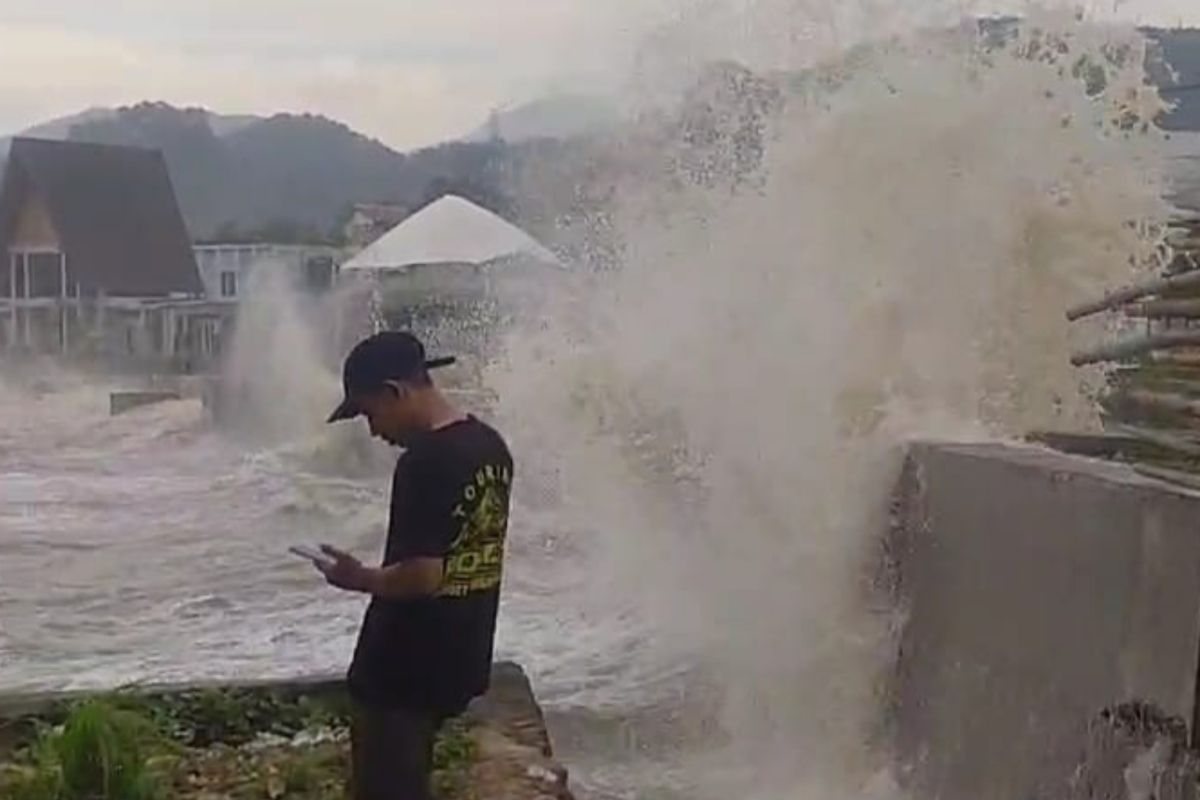 Gelombang tinggi rusak sejumlah rumah dan warung di pesisir Sukabumi