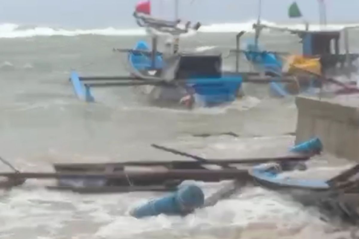 Dihantam rob, perahu nelayan di Sukabumi berantakan