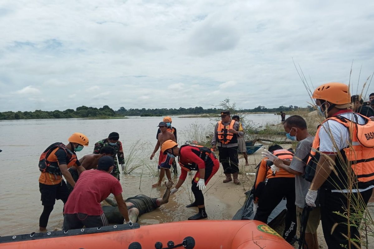 Tim gabungan evakuasi jasad warga tenggelam di Sungai Kahayan