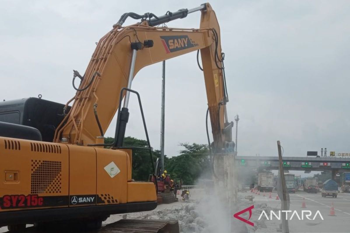 JTT perbaiki empat titik Jalan Tol Jakarta-Cikampek