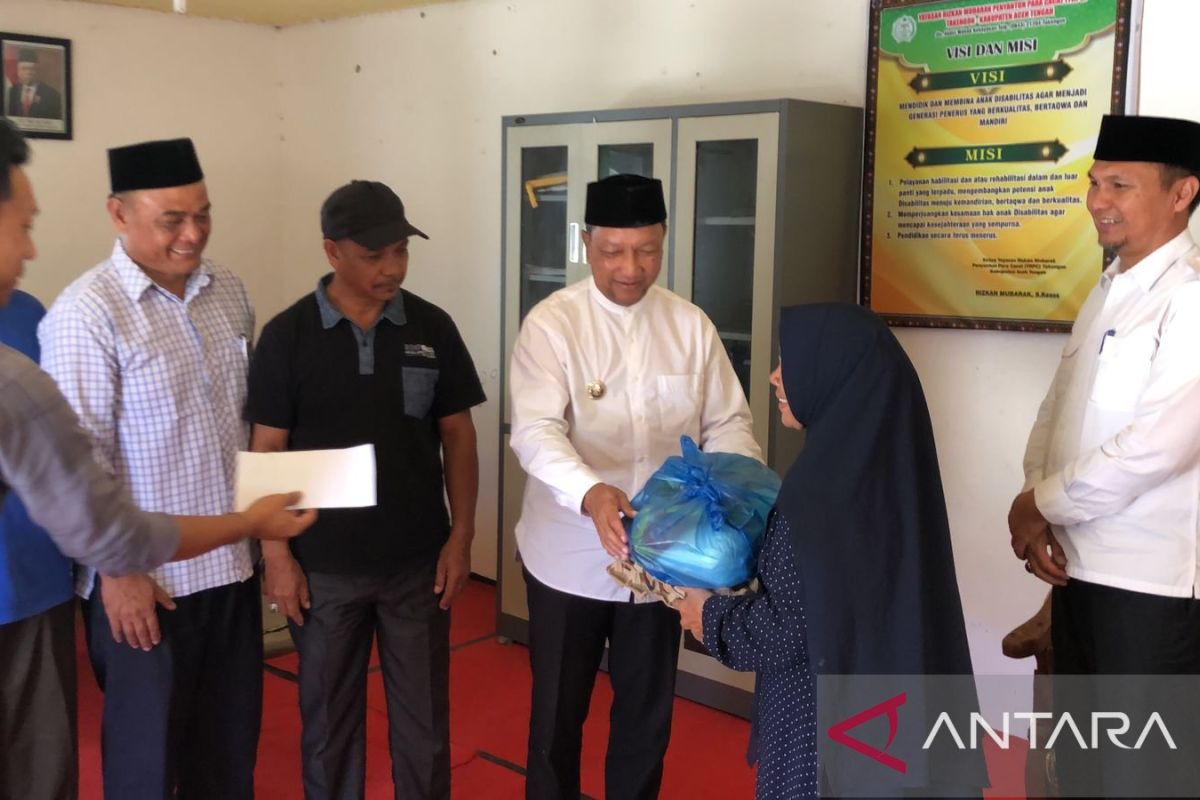 Ramadhan pertama, Pj Bupati Aceh Tengah serahkan bantuan ke tiga panti asuhan