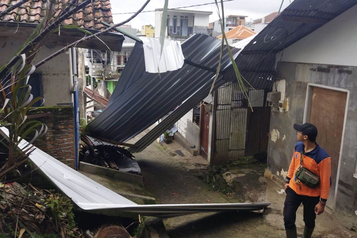 Sejumlah rumah rusak akibat cuaca ekstrim di Kota Batu