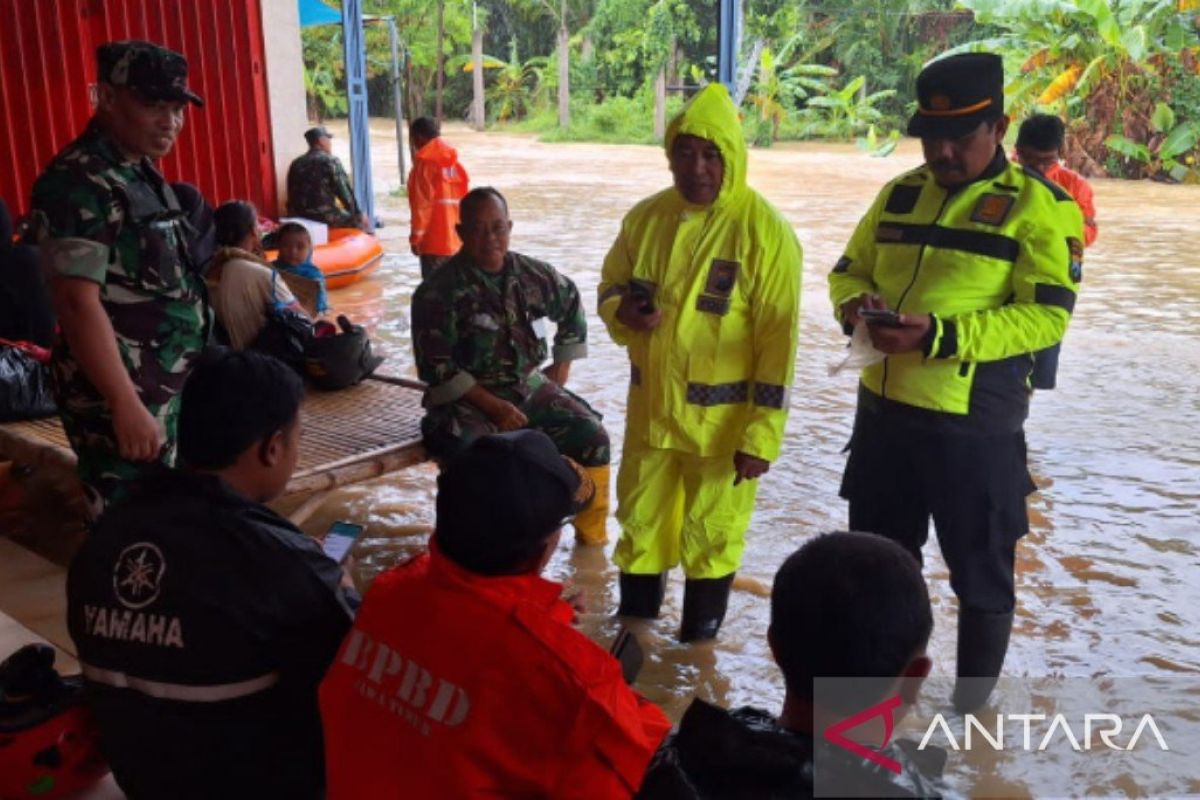 Tim gabungan evakuasi korban banjir di Bangkalan