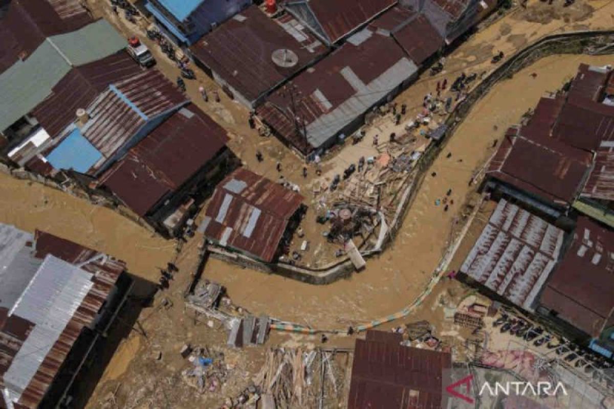 BNPB beri bantuan logistik dan peralatan bantu korban banjir Kendari