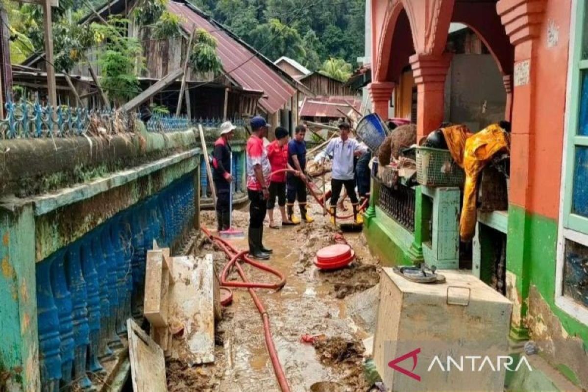 Dinas Damkarmat Kendari bantu bersihkan rumah terdampak banjir