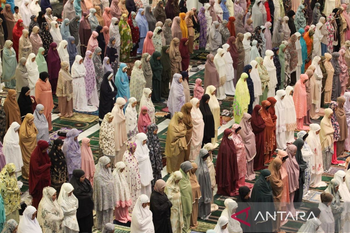 Belasan ribu orang tarawih pertama di Masjid Al Akbar