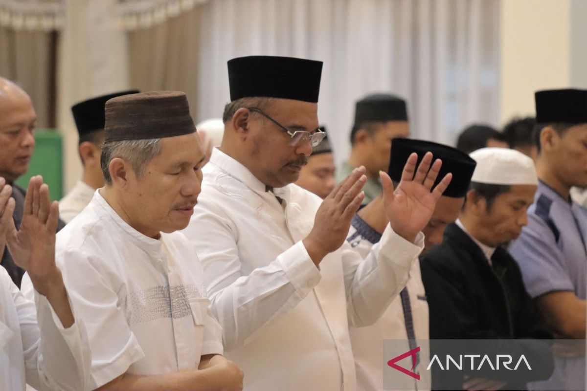 Pj Gubernur Babel ajak perangkat daerah tarawih bersama