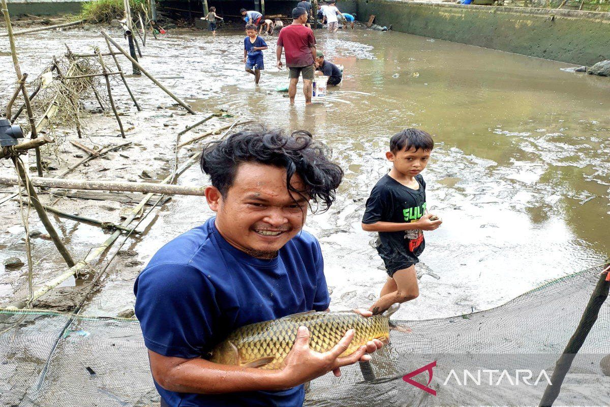 Dua kelompok perikanan binaan PT SMGP panen ikan