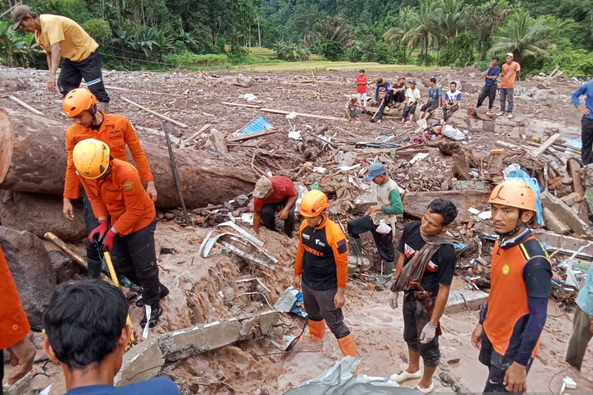 DMC Dompet Dhuafa bantu cari korban banjir di Pesisir Selatan