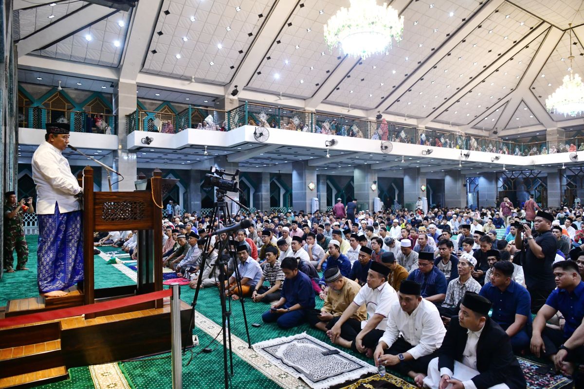Pj Gubernur Sulsel kenalkan gerakan berbagi bahagia ke jemaah di malam Ramadhan
