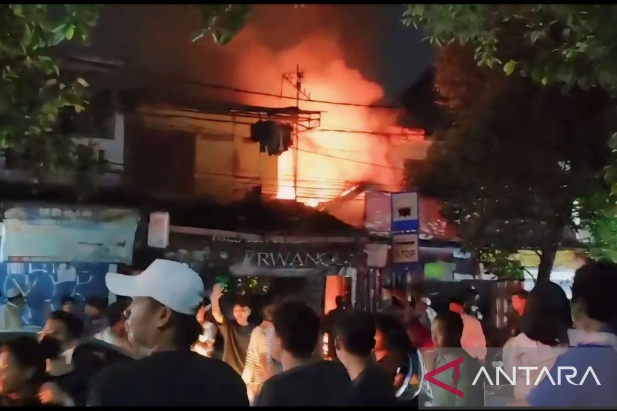 Ruko ayam goreng di Pondok Kelapa ludes terbakar