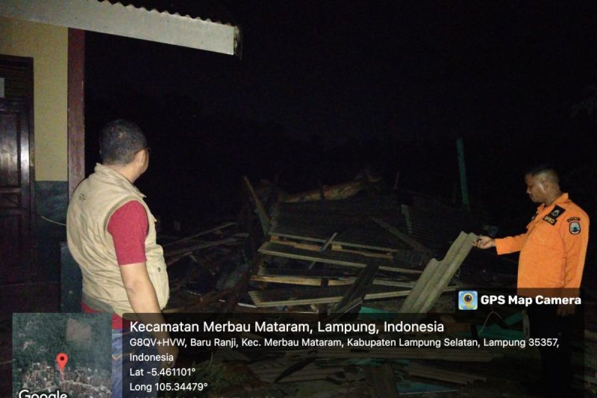 Angin kencang rusak 69 rumah di Lampung, 10 orang mengungsi karena rumah tak beratap
