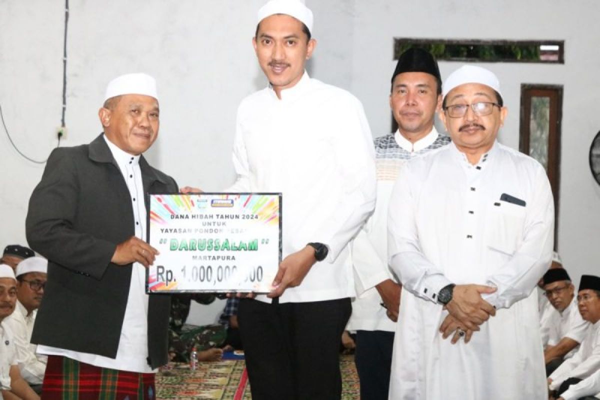 Bupati Banjar serahkan bantuan Rp1 miliar ke Yayasan Ponpes Darussalam Martapura