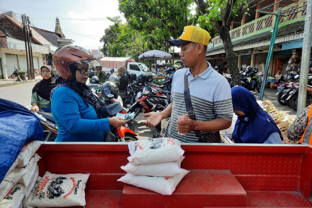 Disdagin Kulon Progo menggelar pasar murah untuk jaga daya beli masyarakat