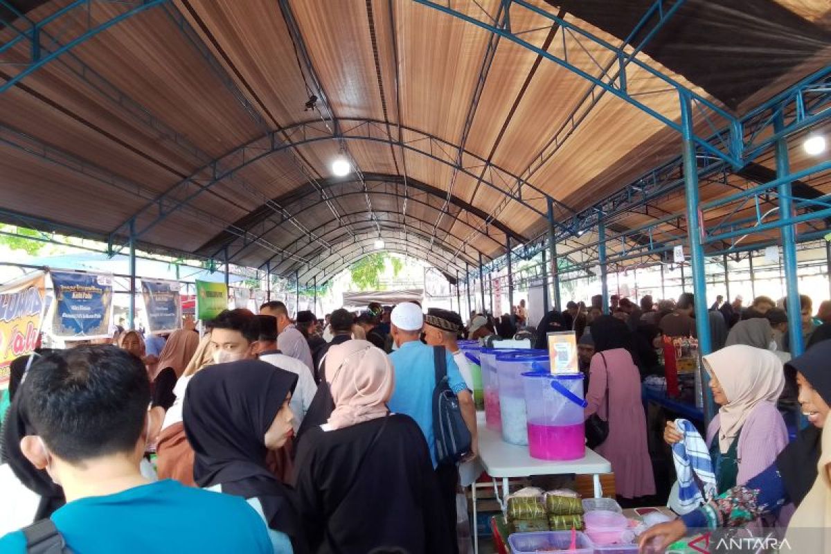 Warga Palu berburu takjil untuk berbuka di Pasar Ramadhan