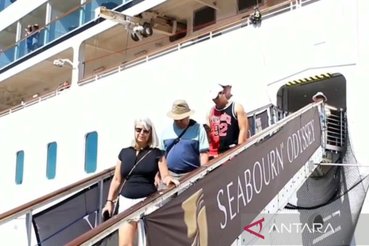 Kapal pesiar MV Seabourn Odyssey angkut turis nikmati wisata di Parepare