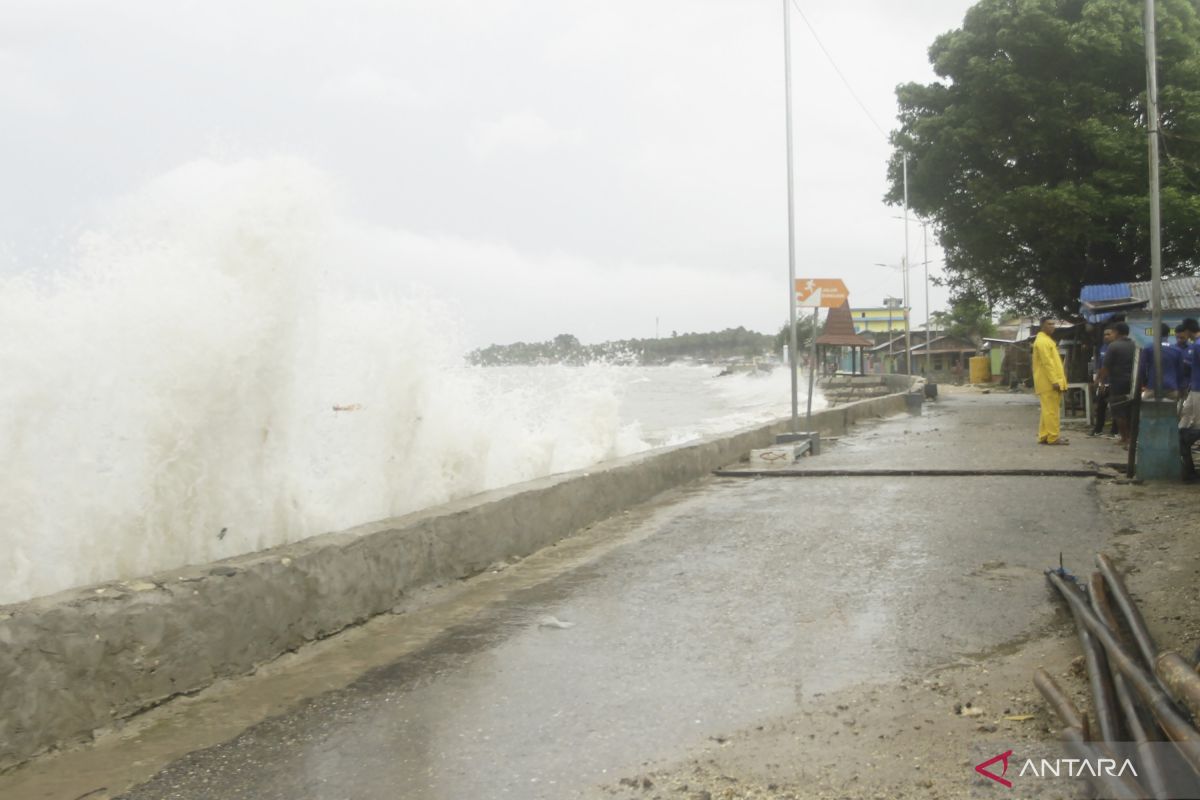 Warga pesisir Kota Kupang diimbau mengungsi dampak banjir rob