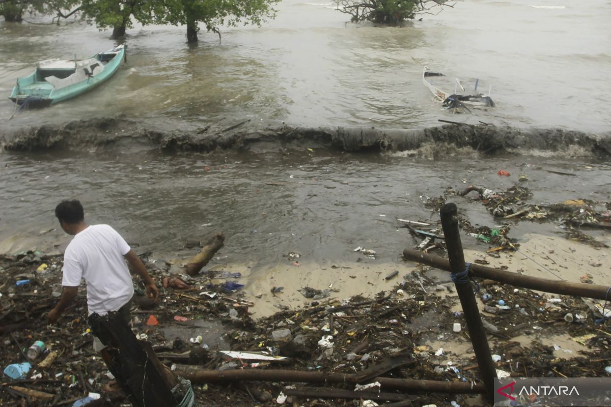 Rusak diterjang gelombang, 10 kapal motor nelayan rusak berat