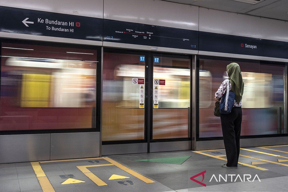 Pengguna MRT Jakarta boleh minum air putih saat berbuka