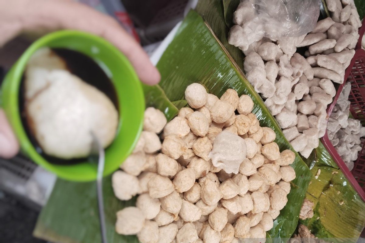 Pempek makanan favorit berbuka puasa warga Palembang