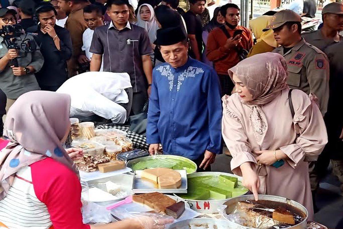 Pj Bupati Barito Utara buka Pasar Ramadhan Muara Teweh