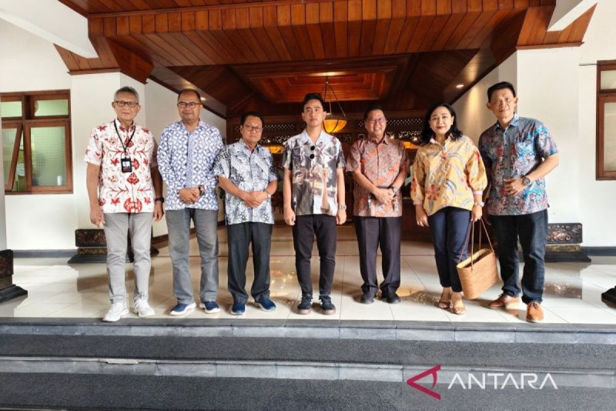 Kelompok  masyarakat Surakarta bersiap bagikan 10.000 paket sembako